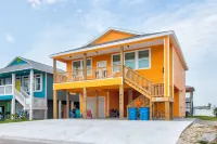 Casa Nemo- POOL! Boat Parking & Game Room! Heated pool & Walk to Sandfest