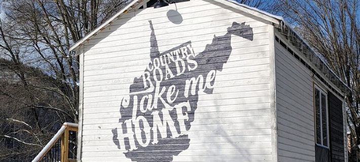 Charming restored barn with 2 bedrooms, 2 baths in beautiful WV mountains Hotels in Hardy County