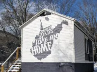 Charming restored barn with 2 bedrooms, 2 baths in beautiful WV mountains Hotels in Hardy County