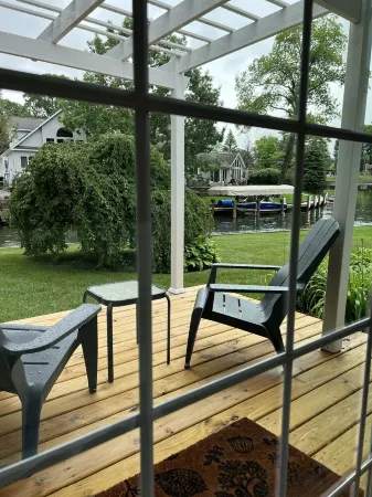 A cheerful, bright lake getaway