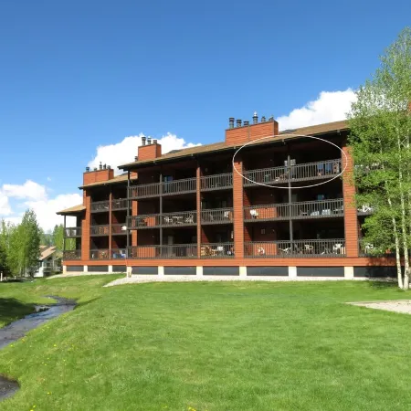 3 Bed, 2 Bath; Near Ski Resorts stream view Great Pool, Hot Tubs, Covered Garage