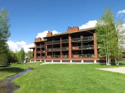 3 Bed, 2 Bath; Near Ski Resorts stream view Great Pool, Hot Tubs, Covered Garage