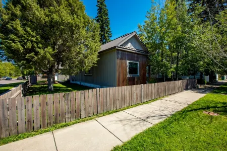 Whitefish Downtown Cottage on the River Trail with views of Big Mountain