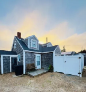 Entire cottage, walk to/from ferry & downtown, newly renovated, parking on site