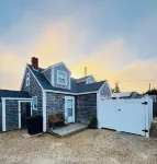 Entire cottage, walk to/from ferry & downtown, newly renovated, parking on site