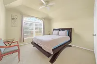 Elegant 5 bedrooms vacation home Hotel dekat Cruisin Tikis Lake Conroe
