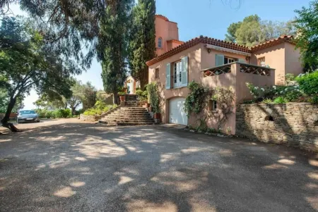 La Malpagne Villa 400m2 Pieds Dans L'eau Отели рядом с достопримечательностью «église Sainte-Thérèse-de-l'Enfant-Jésus du Rayol-Canadel-sur-Mer»