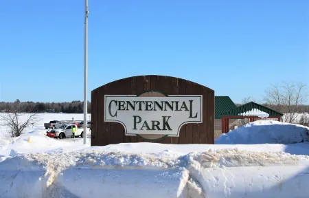 Couples Getaway & Business Travel- 6 Miles to MTU