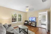 Southern Comfort 2-BR Cottage-Downtown Inverness