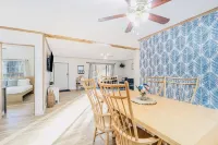 Charming Family Friendly Cottage Near Torch Lake Hotels in Clearwater Township