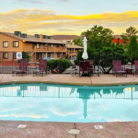 Sedona Cozy Condo with Pool, Walk to Restaurants, 4-Min to Hiking, Near Stores
