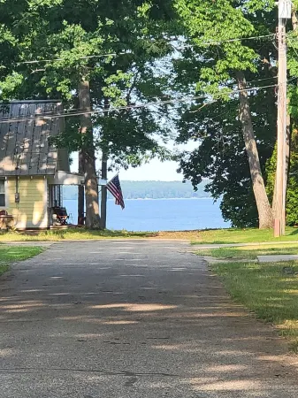 Cozy Cabin walking distance to BEAUTIFUL Higgins Lake!