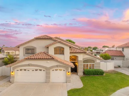 Lakefront 4-bedroom home on Lake w/ Boat, Fishing, Mountain Views & HEATED Pool! Отели рядом с достопримечательностью «The Legend at Arrowhead»