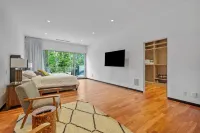 Stylish Modern Retreat in the Heart of the Hamptons: Your Perfect Getaway!