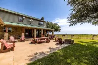 The Grassy Ridge House. Only 5 min from Rocker B Baseball Ranch! Sleeps up to 18