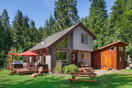 Mt Baker "Eh" Frame! 6 Person Hot Tub! 3Bd2BTH! Wifi! King Bed! EV Charger!