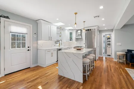 Cozy newly Renovated Beach House walking distance to beach and restaurants.