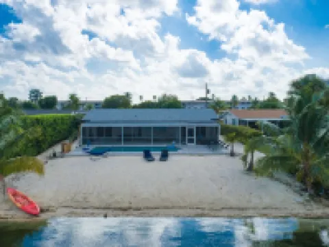 4BR/3BA Miami Welcoming Waterfront Wonder w/ Pool! Hotels in Ojus