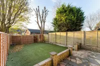 4-bed Home in Purley Near Gatwick Airport London