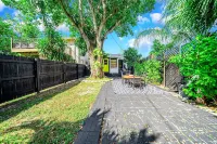 2BD Historic Lake Worth Cottage Walk to Lake Ave
