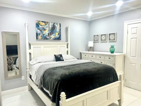 Adorable 1 bedroom studio in perfect location Отели рядом с достопримечательностью «Маунтс Ботаникал Гарден»