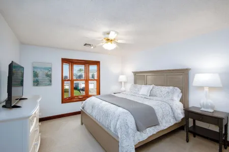 New Orleans Suburban Waterfront 5BR Home Sleeps 12 With Boat Dock