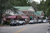 Trendy 3 Bedroom 2 Bathroom In Historic Village - Walk To Everything