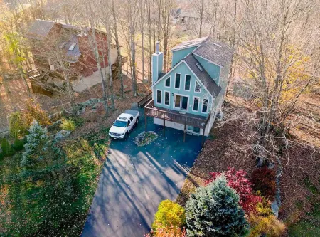 The Light Forest Chalet- minutes to beach, skiing and more!