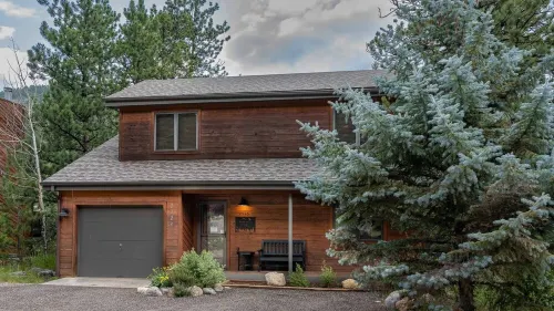 Beautiful, Well-Equipped Home on River, Hot Tub, Close to Rocky Mtn. N P & YMCA