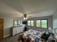 Amazing Views, Peaceful Surroundings, Yet Minutes From All The Fun. 3/2