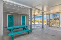 Enjoy Fall Weather! Bring You Bathing Suit!Spacious 2 Bedroom-4 Blocks to Pier.