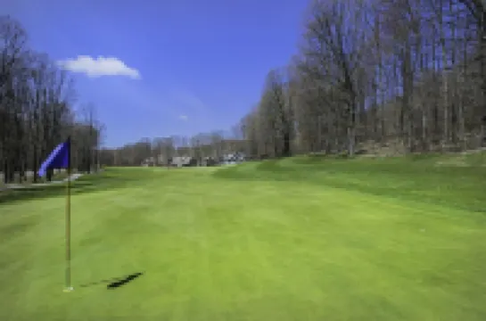 The Ski & Tee - 5 bdrm condo on 18th fairway & steps from ski trail