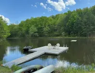 Two lakes & miles of hiking trails on 130 acres of private property 3Hills Cabin - Chalets