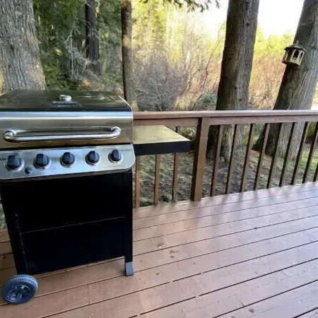 The River House:  A quiet getaway with Stunning Mountain views.