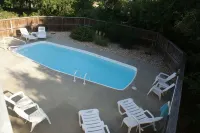 Indoor and outdoor Pool, Gym,Walk to Beach or Town