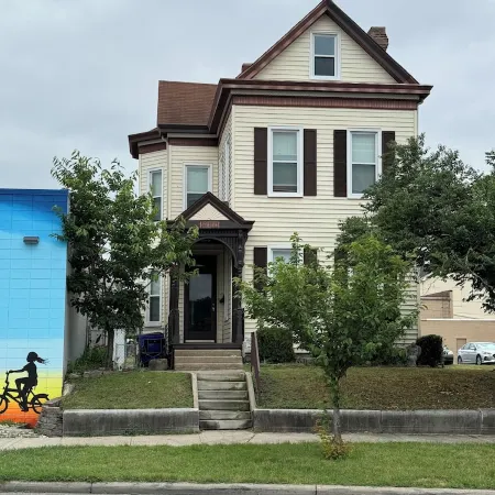 Monument House, Near Spooky Nook , Heart of Hamilton,Oh private parking , Slps 8