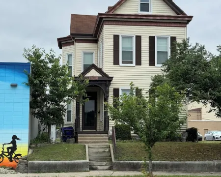 Monument House, Near Spooky Nook , Heart of Hamilton,Oh private parking , Slps 8 Hotele w: Hamilton