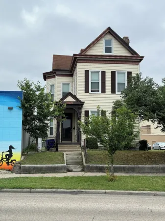 Monument House, Near Spooky Nook , Heart of Hamilton,Oh private parking , Slps 8 Отели в г. Гамильтон