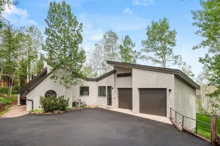 Home in Snowmass Village Отели рядом с достопримечательностью «Snowmass Sports»