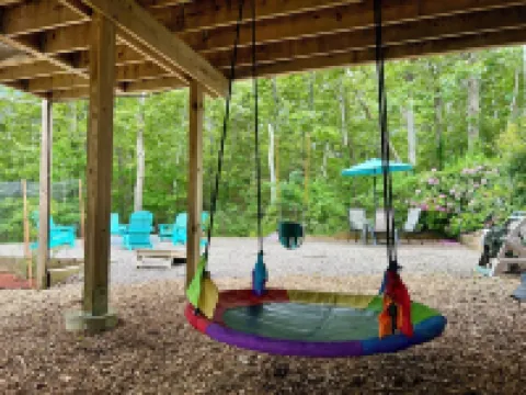 Private setting near bay & ocean beaches-completely updated, game room, fire pit