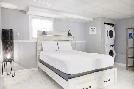 MINI PALACE @ MYSTIC SEAPORT & AQUARIUM: 5 QUEEN BEDS 1 BUNK BED