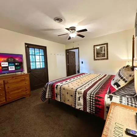 Cozy Pigeon Forge Cabin Near Parkway: Hot Tub, Mountain Views & Pet Friendly!