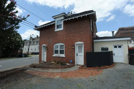 Historic Carriage House in Walkable Downtown Winston-Salem Отели рядом с достопримечательностью «M.C. Benton Jr. Convention Center»