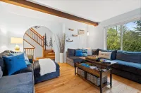 HotTub! 5 minutes to the Seatac Airport + Large Private Backyard