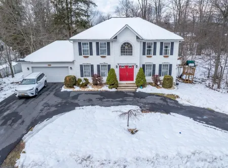 Spacious 4-bedroom house in charming Pocono Mountains WiFi, AC, Golf, Game room