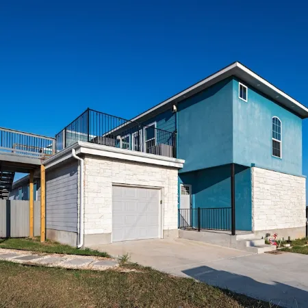 Cozy & spacious 4-bedroom house in Del Valle.  Minutes to COTA, Tesla, & I45
