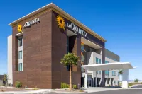 La Quinta Inn & Suites by Wyndham Yuma - parking