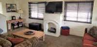 Heart of the Falls! Cozy for 2, Spacious for 8, Close to everything!
