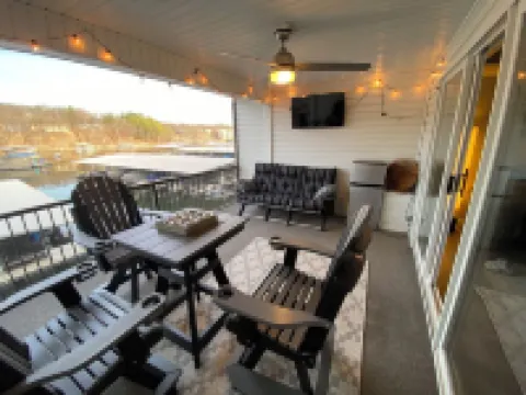Newly remodeled updated condo,12x32 Boat slip, wi-Fi Internet cable TV, pwc slip