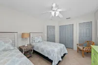 Single Level Home- 1 Minute Walk to the Beach- 5 minute walk to Restaurant/Shops Hotels in Holmes Beach